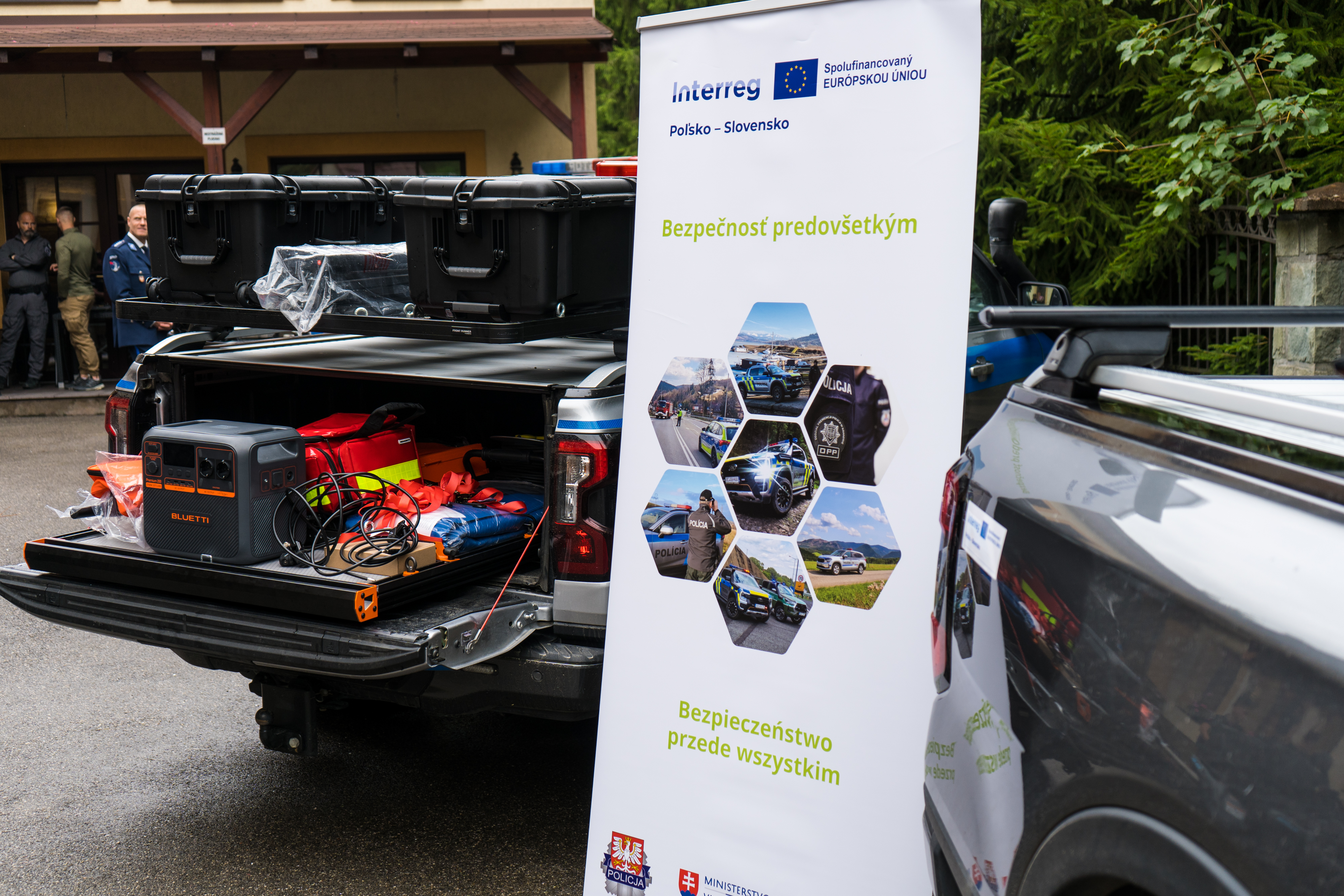 policajné autá s výbavou pre záchranné práce policajné autá s výbavou pre záchranné práce